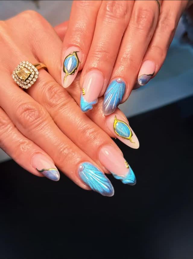 Sommernägel im Meer-Design
