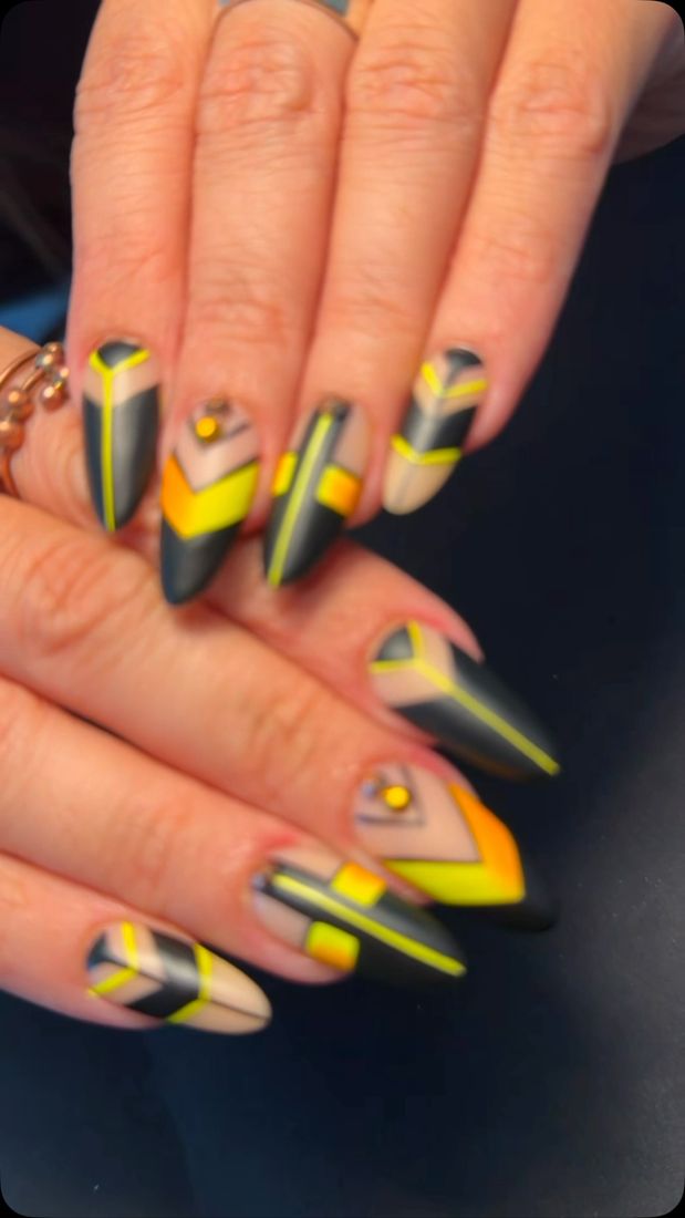 Matte Nägel in Schwarz mit Neon