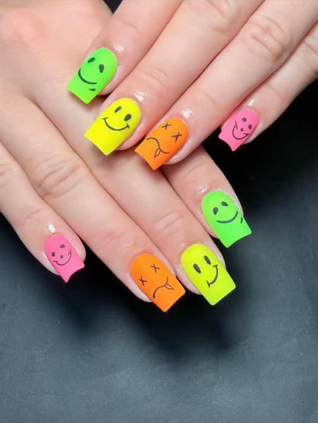 Neon Smiley Nägel